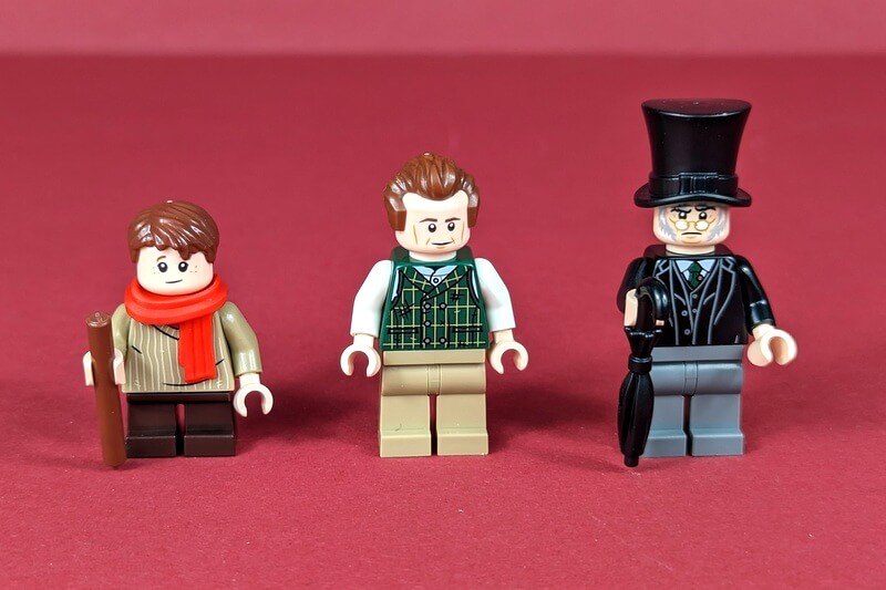 Tiny Tim Cratchit, Bob Cratchit und Ebenezer Scrooge als Lego-Minifiguren.