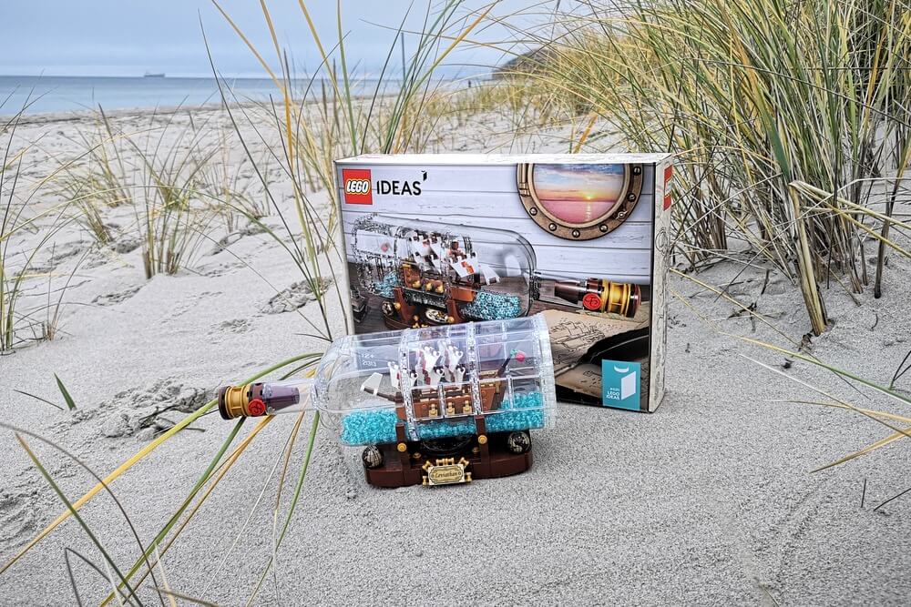 LEGO-Flaschenschiff am Strand.
