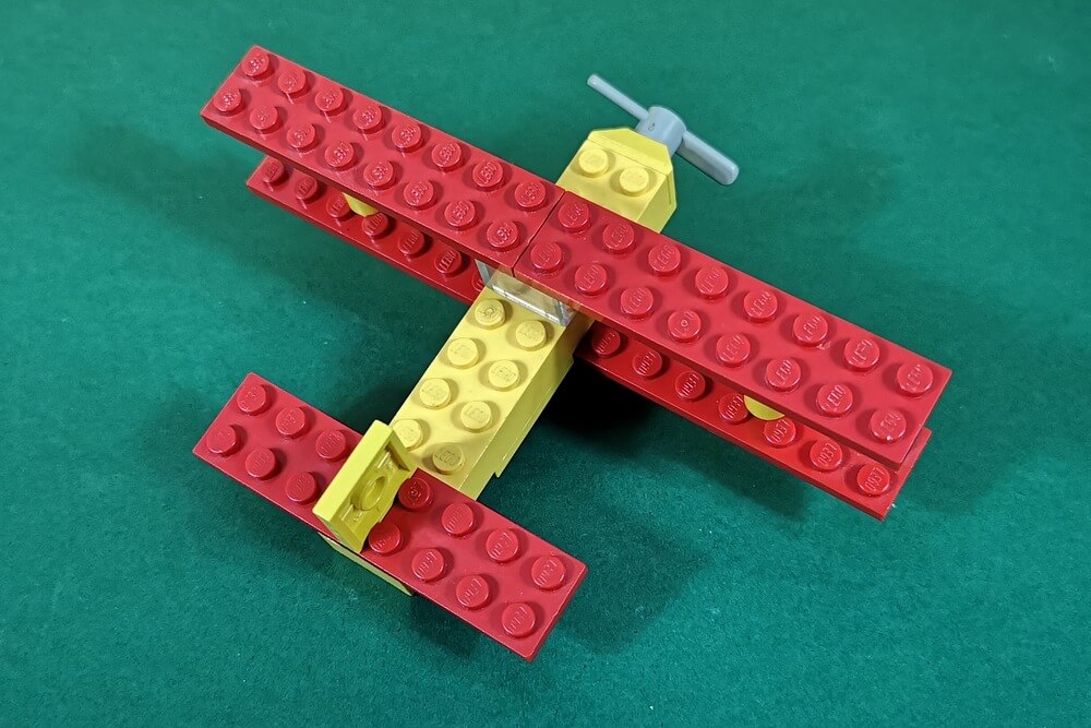 Kleiner Flieger aus LEGO-Steinen von oben.