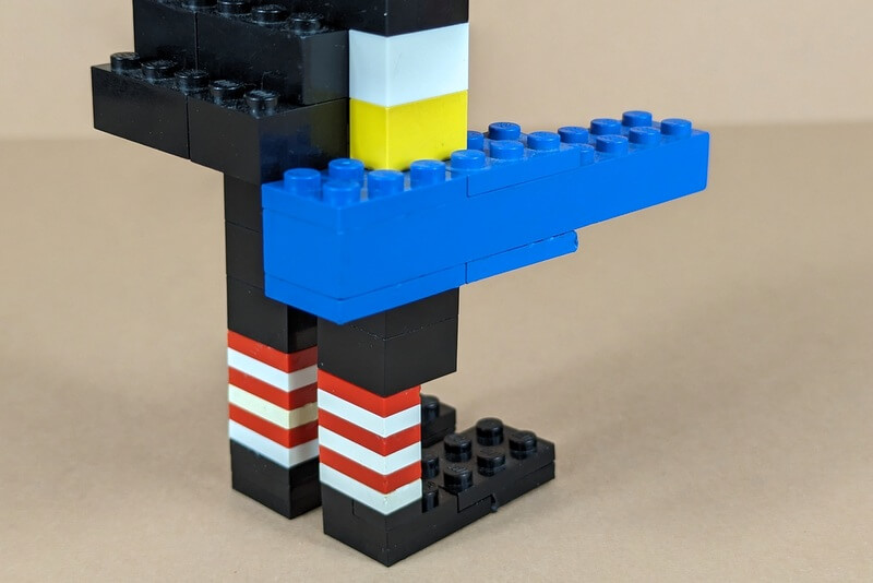 Geigenkoffer aus blauen Lego-Steinen gebaut.