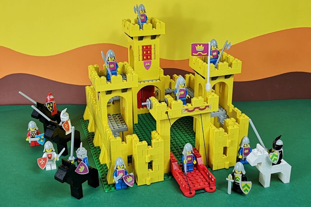 Die Burg besteht aus unzähligen gelben LEGO-Steinen und war die erste Burg im Minifiguren-Maßstab. Sie kam 1978 zeitgleich mit den berühmten Minifiguren auf den Markt.