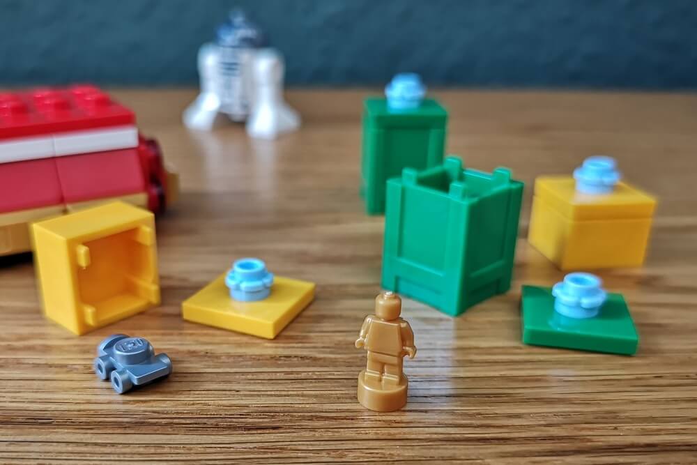 Viele Geschenke aus Lego-Bausteinen.