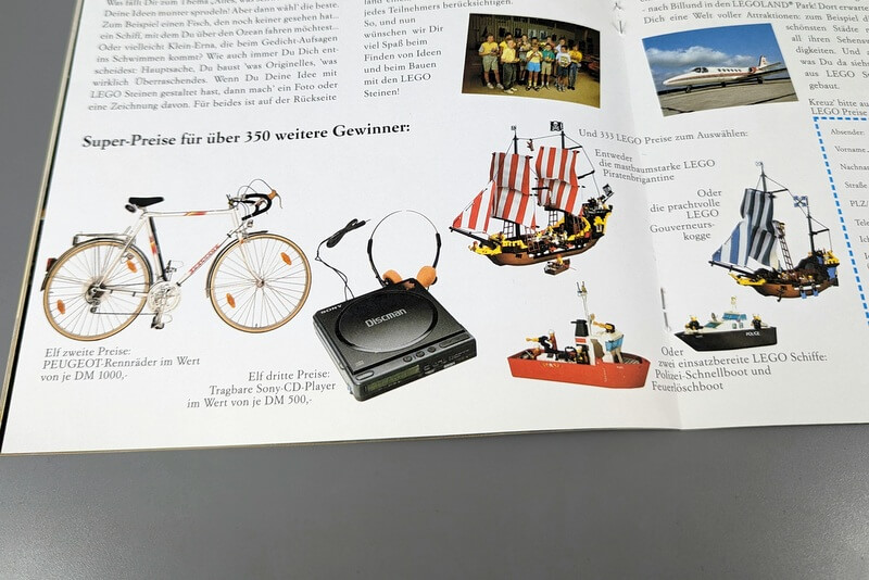 Die Gewinnspielpreise, die man bei der siebten deutschen Lego-Meisterschaft im Jahr 1990 gewinnen konnte und die in der Mitte des Katalogs von 1990 gezeigt werden.