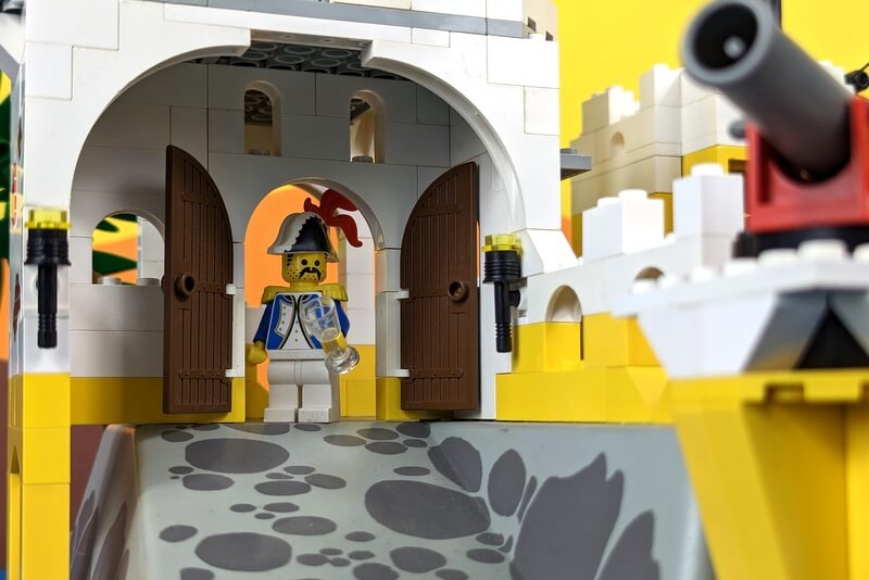 Der Gouverneur schaut durch das Tor des Eldorado Fortress. 
