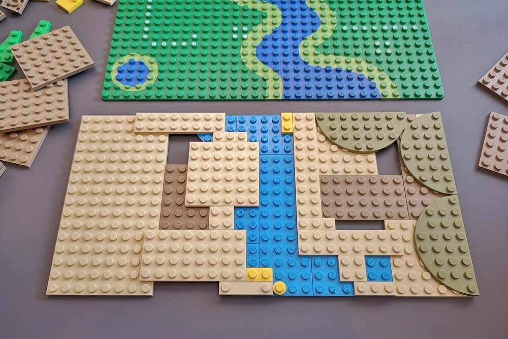 Aus vielen kleinen Grundplatten entsteht eine große Lego-Grundplatte mit 3D-Effekt.
