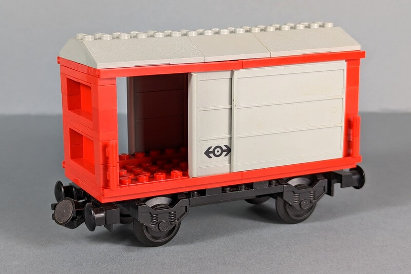 Güterwaggon aus Lego-Steinen mit geöffneten Schiebetüren.