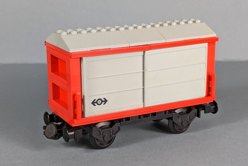 Güterwaggon aus Lego-Steinen in Rot.