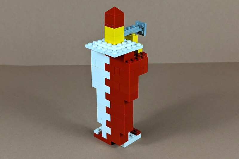 Harlekin-Figur aus Lego-Steinen von hinten.