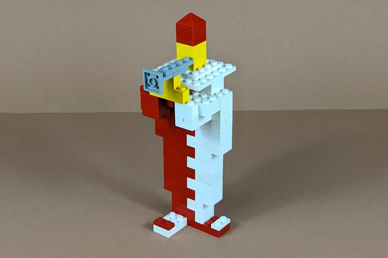 Harlekin aus Lego gebaut.