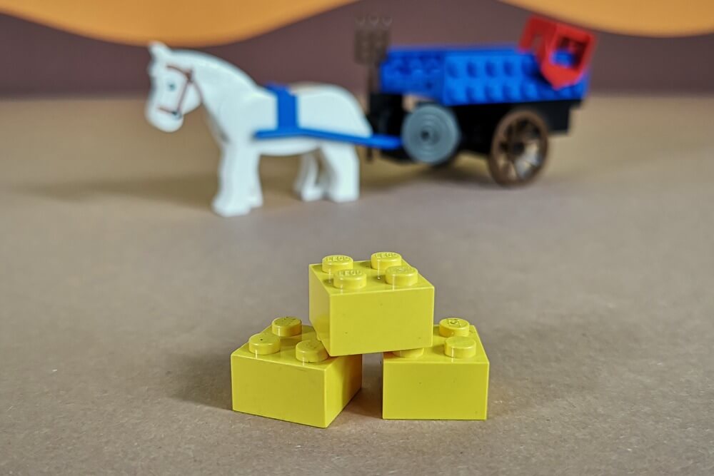 Hauballen aus LEGO-Steinen wurden in den 80er-Jahren und frühen 90er-Jahren ganz einfach mit einem 2x2-Brick dargestellt. 