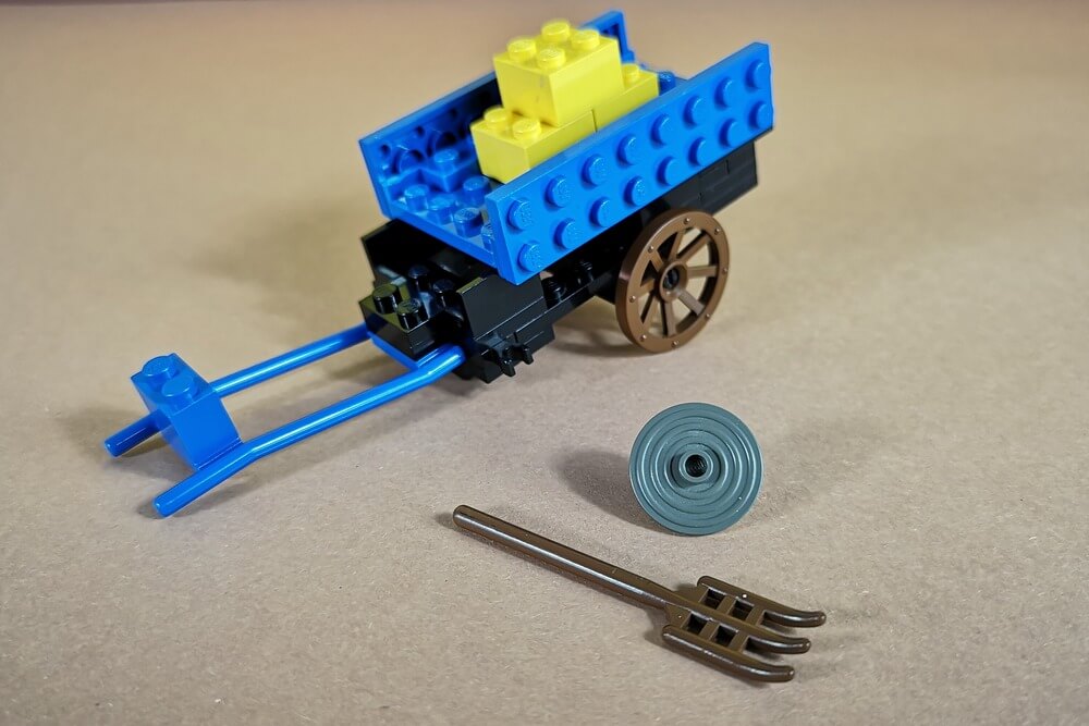 Die Heugabel von LEGO ist ein typisches Werkzeug der klassischen Ritterwelt. Sie ist im alten Braunton von LEGO gehalten.