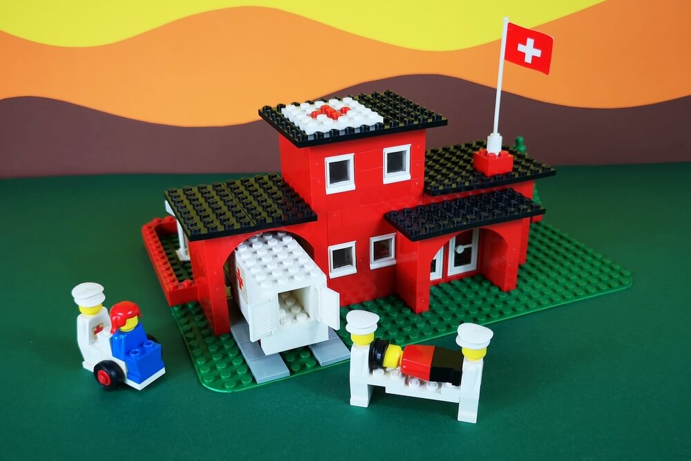 Ein Krankenhaus aus LEGO-Steinen.