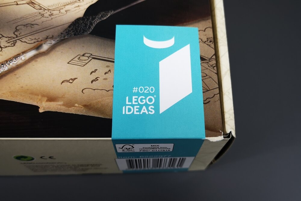 Das Logo der LEGO-Ideas-Reihe in der Farbe türkis mit der Ergänzung #020. Das bedeutet, dieses Set (LEGO-Baukasten 21313) ist das zwanzigste Set von LEGO-Ideas.
