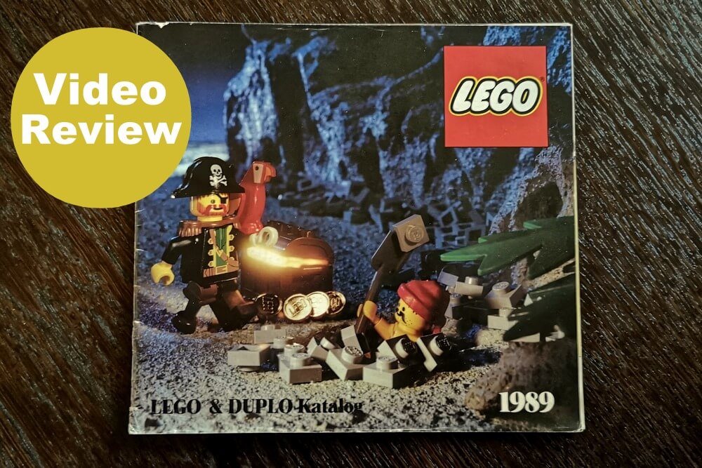 Cover des Lego-Katalogs aus dem Jahr 1989. ZU sehen sind zwei Piraten, die einen glänzenden Schatz vergraben. Die Lego-Münzen glänzen sehr schön, weil sie gold-verchromt sind.
