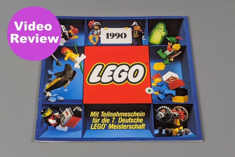 Das Deckblatt des Katalogs von 1990 zeigt einen blauen Setzkasten mit vielen Minifiguren aus den verschiedenen Themenbereichen von Lego damals.