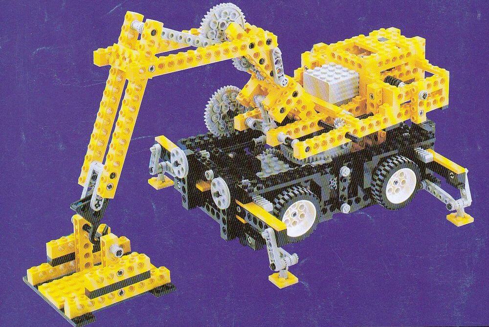 Lego-Kran aus gelben Bausteinen.
