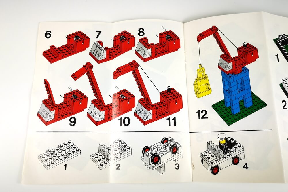 Bauanleitung, die zeigt, wie man aus wenigen LEGO-Steinen einen Kran bauen kann, der auch Funktionen hat. 