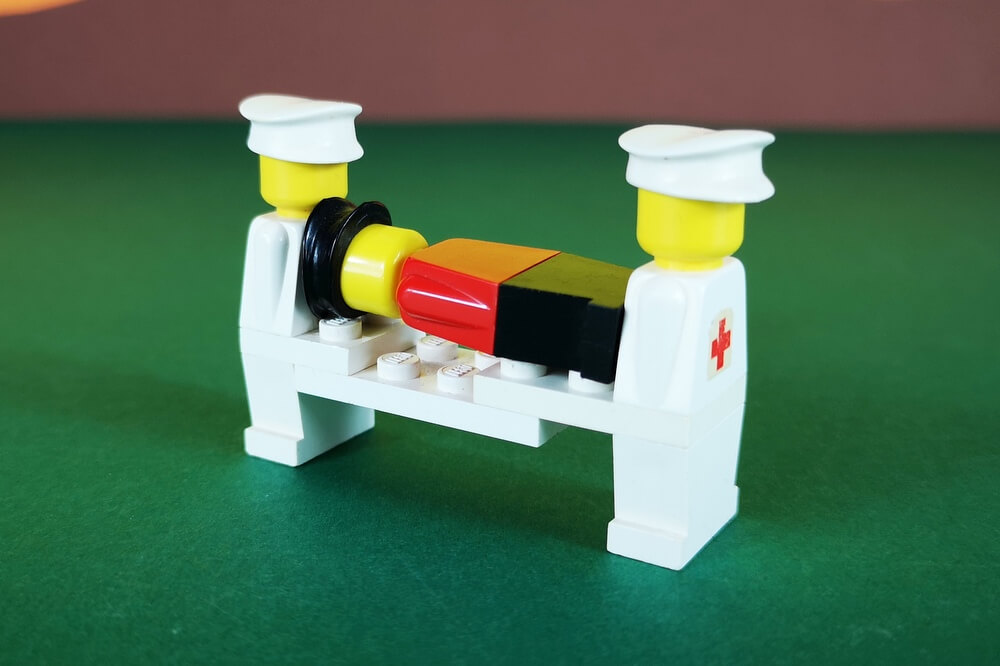 Zwei Sanitäter tragen einen Verunfallten. Alles gebaut aus LEGO-Steinen.