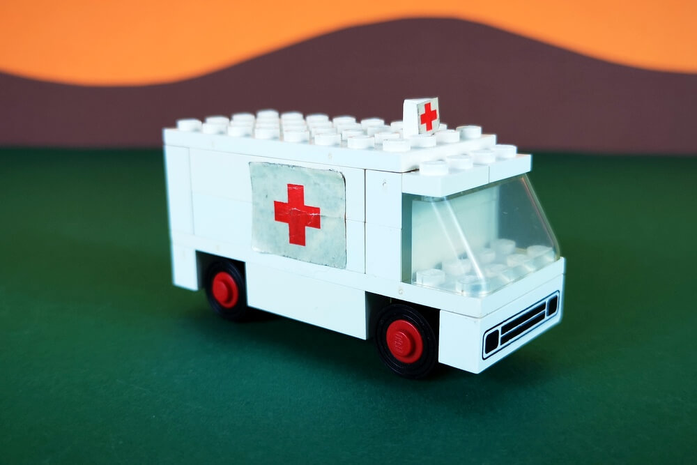 Krankenwagen aus ganz simplen LEGO-Steinen von Mitte der 70er-Jahre. 