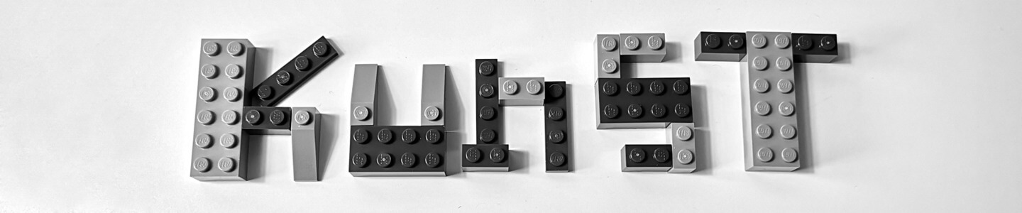 Das Bild zeigt fünft Buchstaben, die aus LEGO-Steinen gebaut sind. Die fünf Buchstaben ergeben das Wort Kunst.