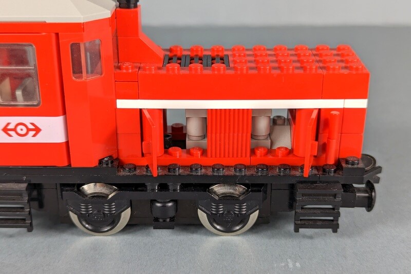 Blick auf den Motor der Lego-Lok durch die geöffneten Motorklappen.