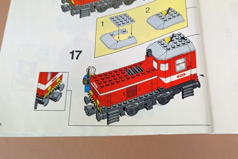 Nach 17 Bauschritten ist die Lokomotive aus Lego-Steinen fertig.