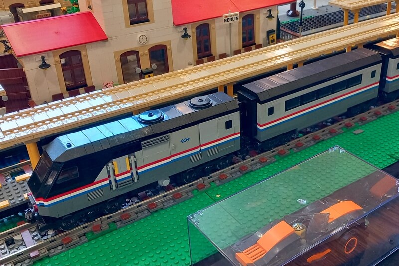 Neuinterpretation vom Metroliner aus neuen Bausteinen und Teilen mit Bezug auf den alten Metroliner aus den 90er-Jahren.