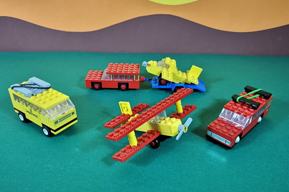 Viele kleine AUtos und Flugzeuge aus wenigen Bausteinen, die ideal für kleine Kinder zum Spielen geeignet sind. 