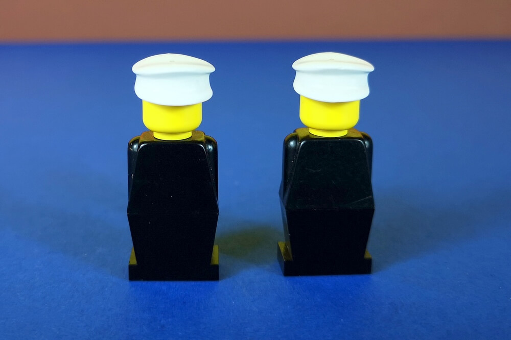 1976 waren die Minifiguren von Lego noch sehr einfach. Sie waren Formformen der berühmten Minifiguren, die 1978 auf den Markt kamen und hatten noch keine Arme und Beine. Auch das Gesicht fehlte noch komplett. 