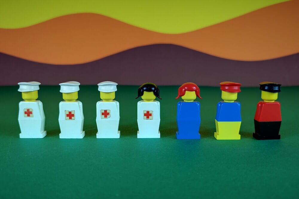 1975 kamen die Vor-Minifiguren von LEGO auf den Markt. Sie hatten keine Gesichter, keine Arme und keine Beine. und wirkten ingesamt sehr blockig und simpel.