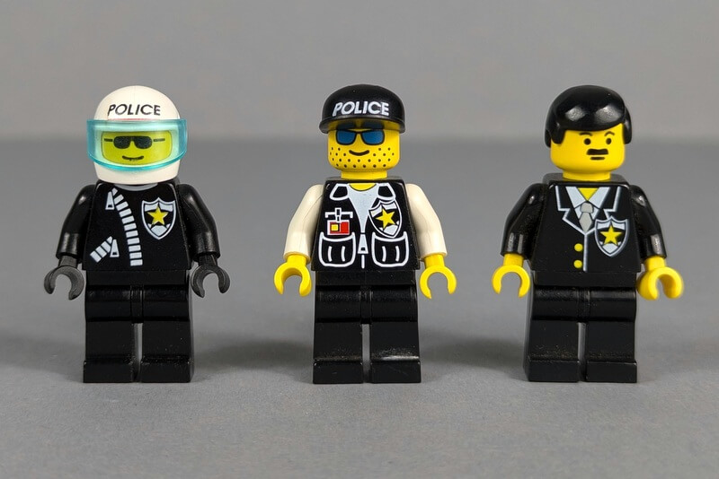 Die drei Polizei-Minifiguren nebeneinander auf einen Blick.