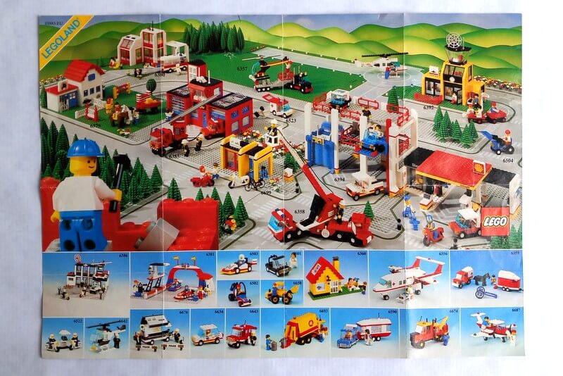 Eine tolle Lego-Stadt aus den 80er-Jahren mit vielen bunten Sets, Straßenplatten, Häusern, Autos und Bäumen.