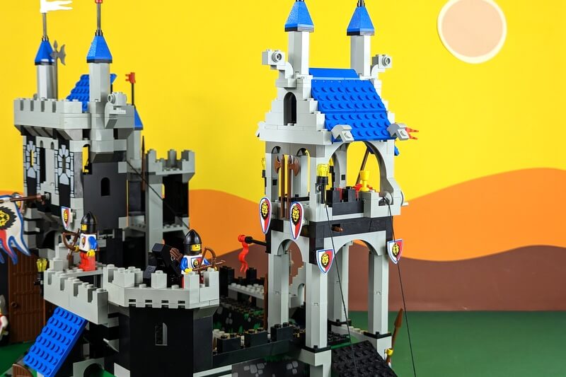 Lego-Palast-Gebäude mit Thronsaal im oberen Bereich.