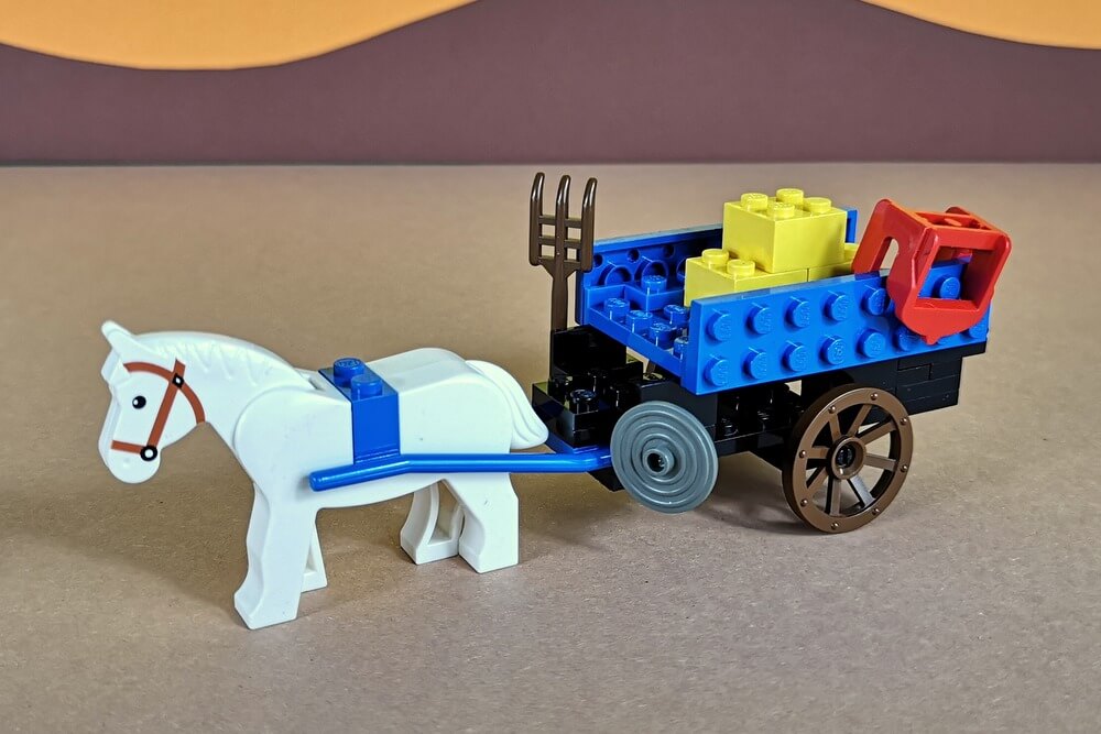 Ritterlicher Pferdewagen aus LEGO-Steinen. Die noppige Optik erinnert an die goldenen 80er-Jahre.