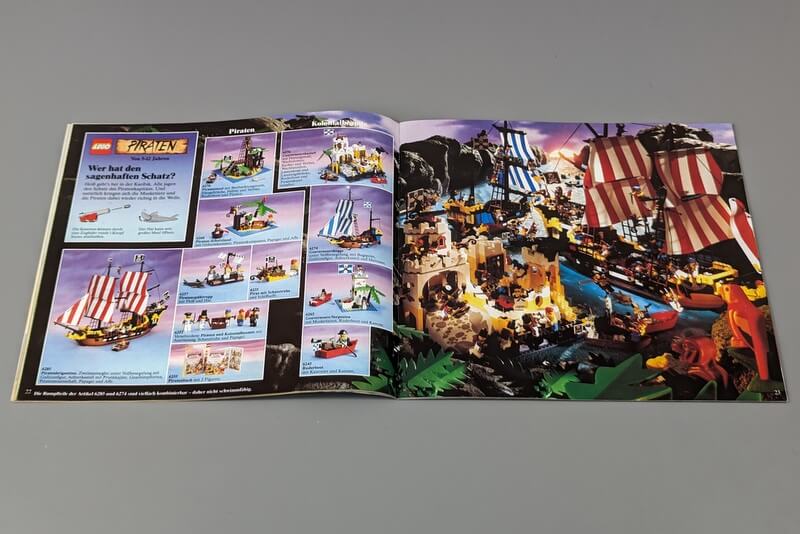 Die Piratenserie zeigt Lego im Katalog von 1990 auf den Seiten 22 und 23.