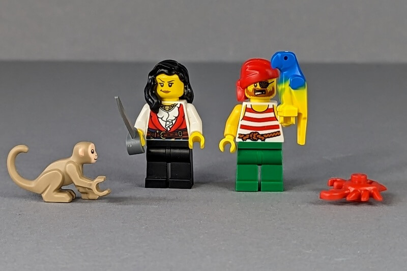 Lego-Piraten-Minifiguren mit passenden Tieren.