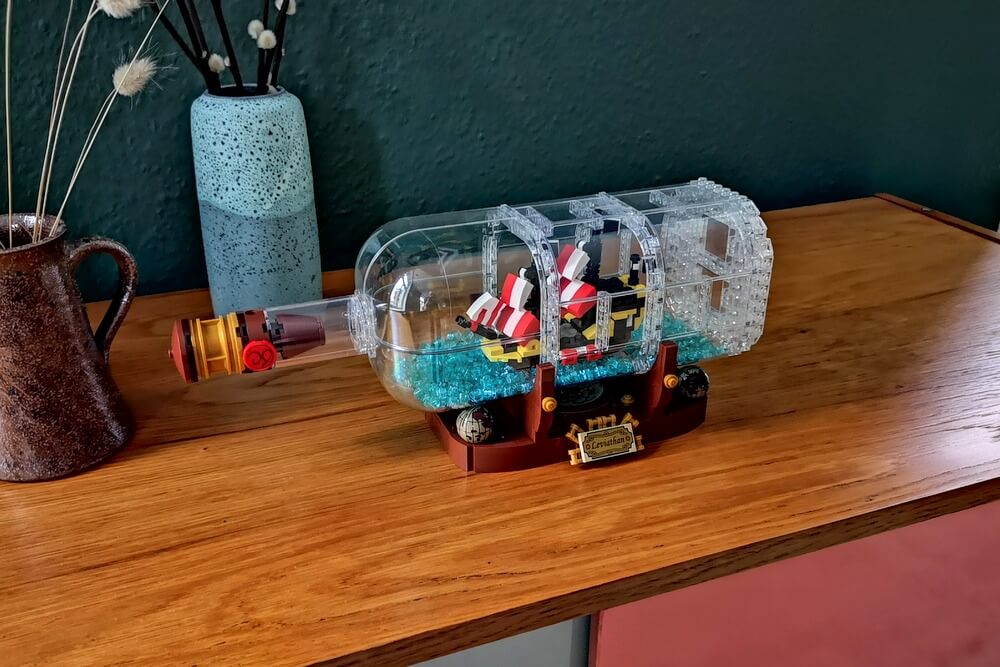 Das Piratenschiff in der Flasche dekorativ auf einem Sideboard gezeigt. 