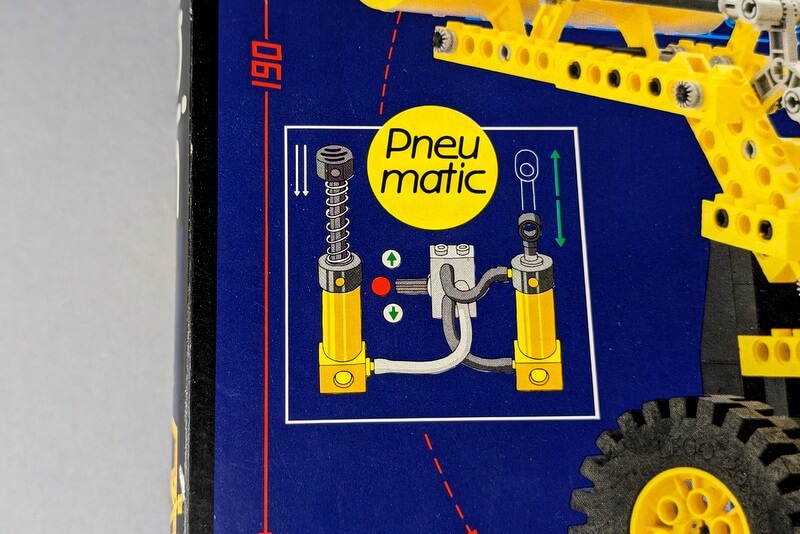 Der berühmte gelbe Pneumatik-Schriftzug aus der klassischen Lego-Technic-Reihe der 80er-Jahre.