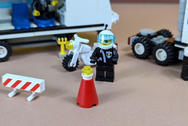 Motorradpolizist von Lego im Einsatz.