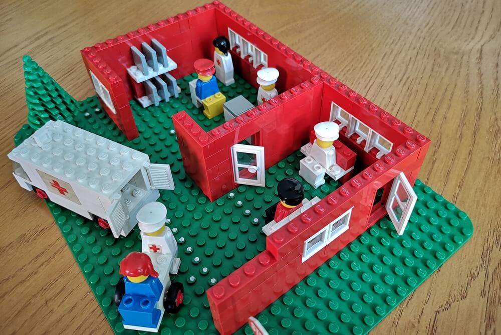 LEGO-Praxis selber gebaut. Blick in die Räume von oben.