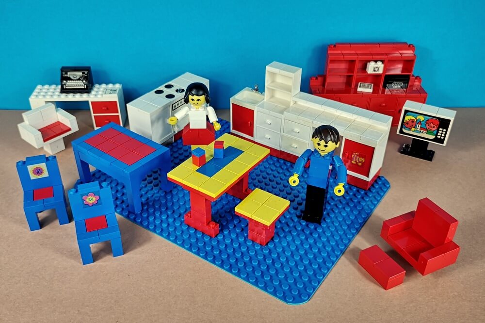 Puppenstubenmöbel aus Lego-Steinen. Die Idee entstand in der 70er und ist einfach genial. Auf dem Bild zu sehen sind Lego-Elemente, die sich immer wieder neu und sehr variabel zu Möbeln zusammenstecken lassen.