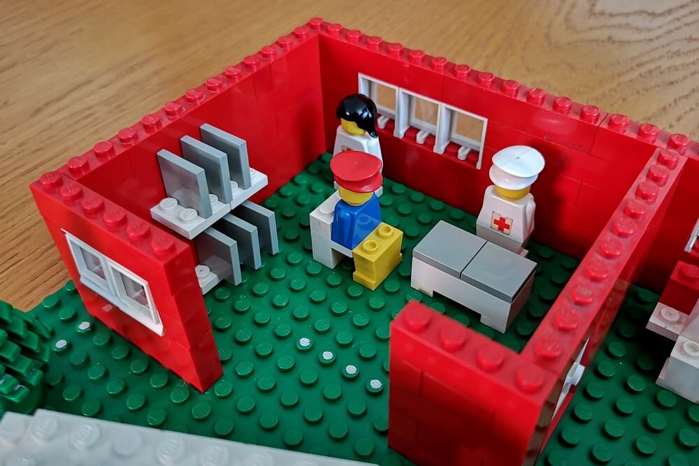 Selbstgebautes LEGO-Regal.