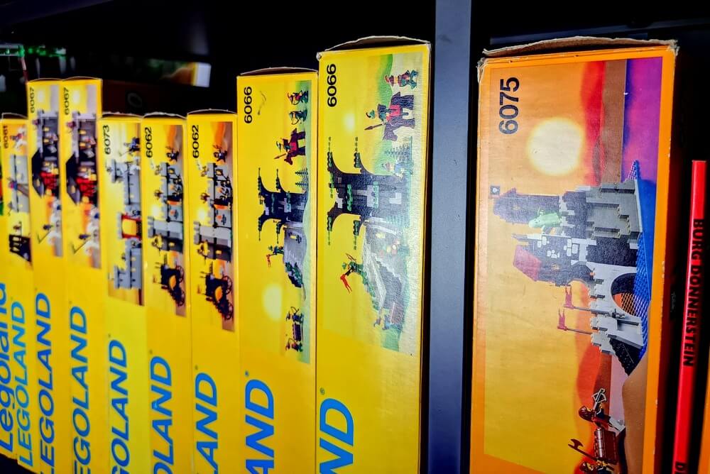 LEGo-Ritter-Kartons mit den berühmten 6000er-Nummern auf der Box im Regal.