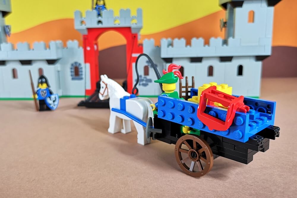 Ritter-Szene aus LEGO. Ein Pferdewagen mit blindem Passagier erreicht ein Burgtor und will den Waldmann in die Stadt schmuggeln.