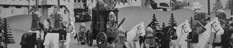Zu sehen ist eine LEGO-Ritter-Szene. Im Vordergrund ist ein ein Pferdewagen mit vier Pferden zu sehen. Weitere Ritter mit Pferden stehen daneben. Im Hintergrund ist die berühmte LEGO-Löwenburg von 1984.