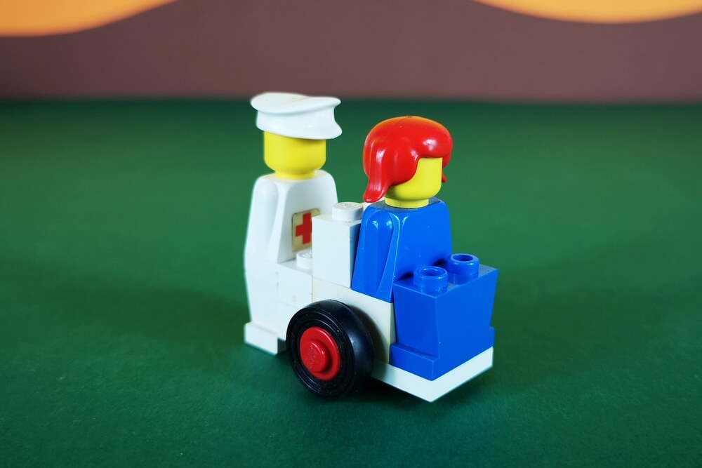 Rollstuhl aus simplen LEGO-Steinen Mitte der 70er-Jahre.
