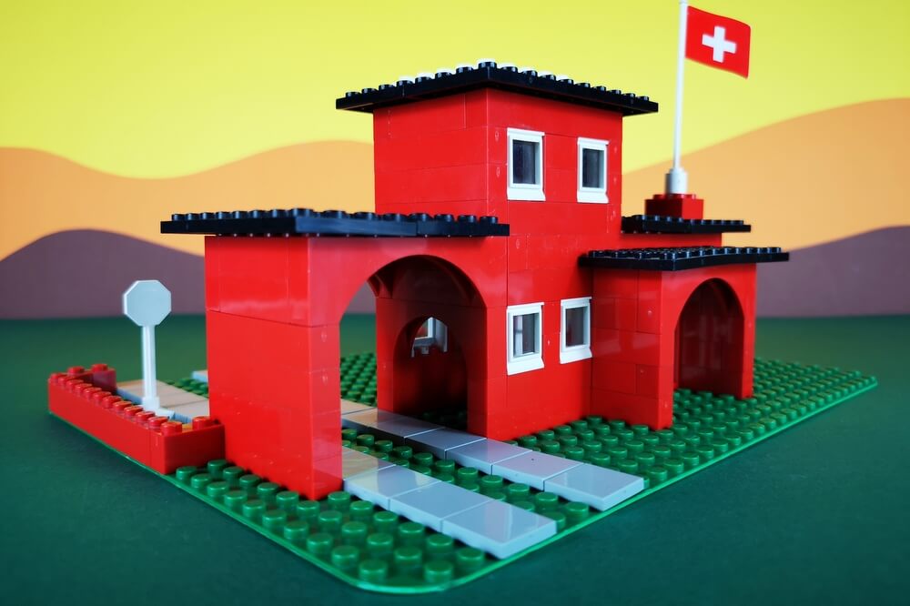 Mit roten Bögen aus LEGO kann man viele tolle Sachen bauen. Auf den Bild sieht man die Einfahrt ins Krankenhaus.