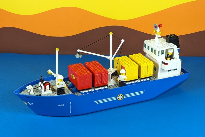 Lego-Schiff mit Containern beladen.