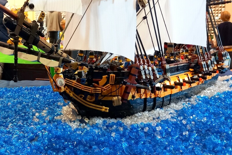 Lego-Segelschiff mit Wasser aus vielen kleinen Bausteinen.