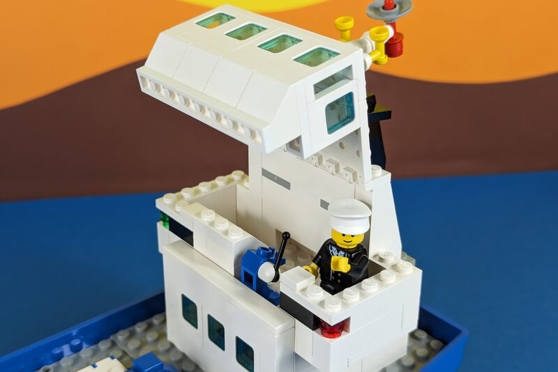 Aufgeklappte Brücke des Lego-Frachters mit Kapitän.